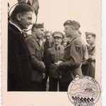 Le Cdt D'Ardenne salue quelques uns de ses anciens soldats - Visé 1945 (Au 1er plan, le Sdt Baumsteiger)